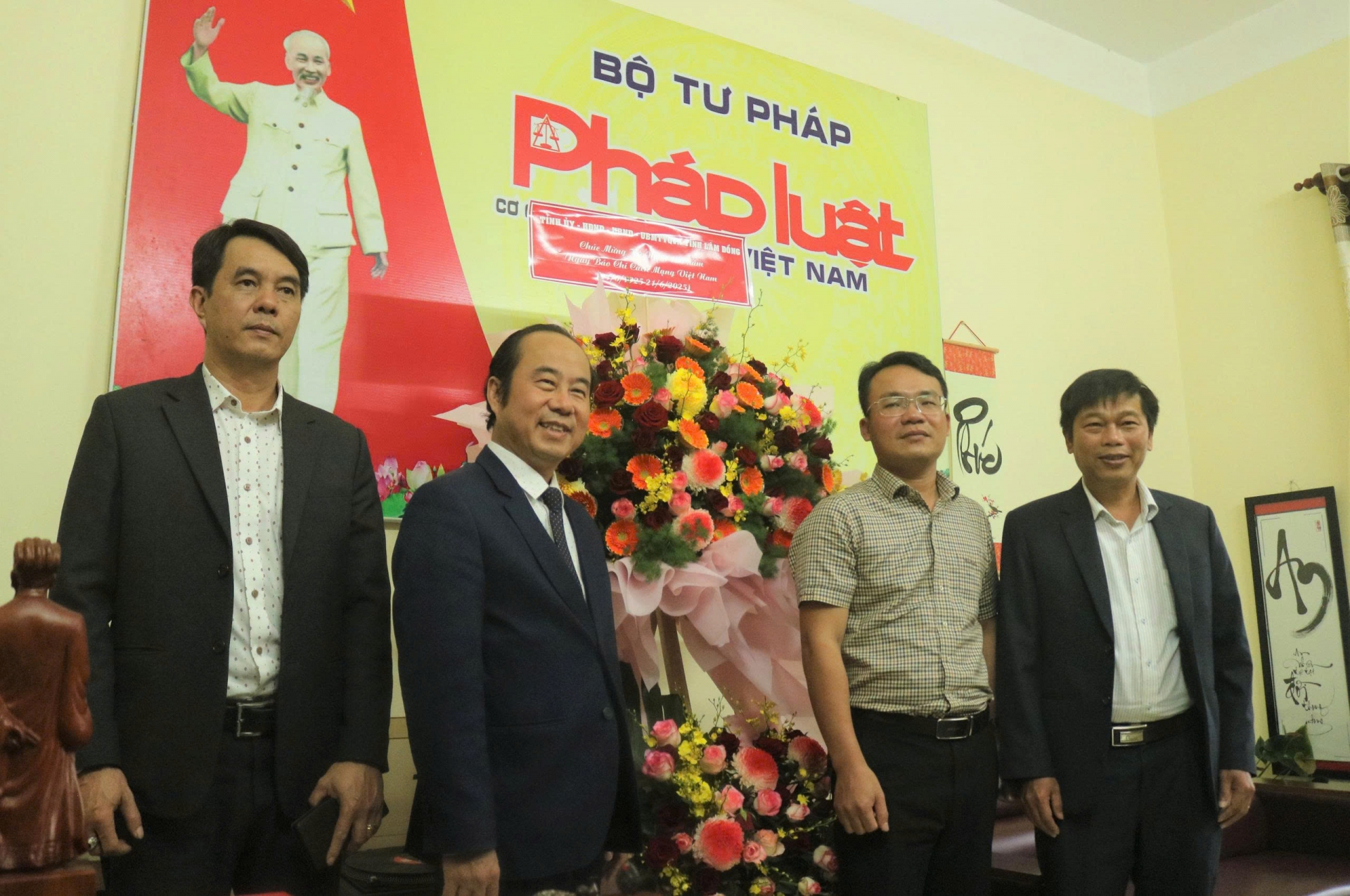 Đoàn công tác tặng hoa chúc mừng VPĐD Báo Pháp Luật Việt Nam