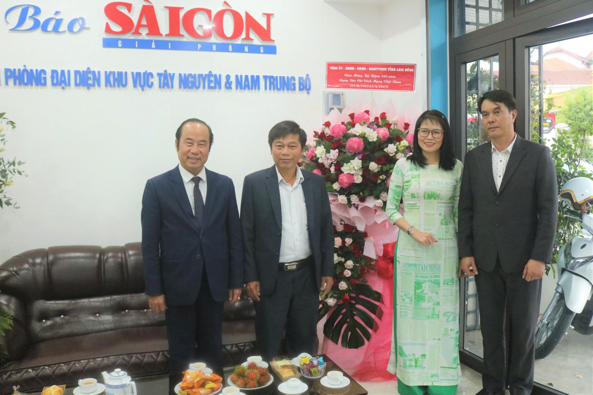 Đoàn công tác tặng hoa chúc mừng VPĐD Báo SGGP