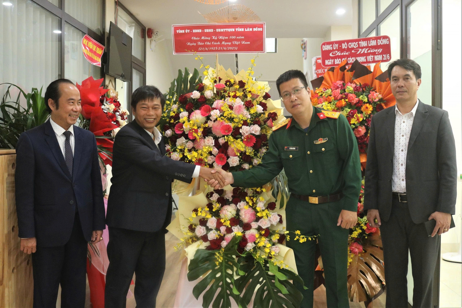 Đoàn công tác tặng hoa chúc mừng CQTT Thông tấn xã Việt Nam