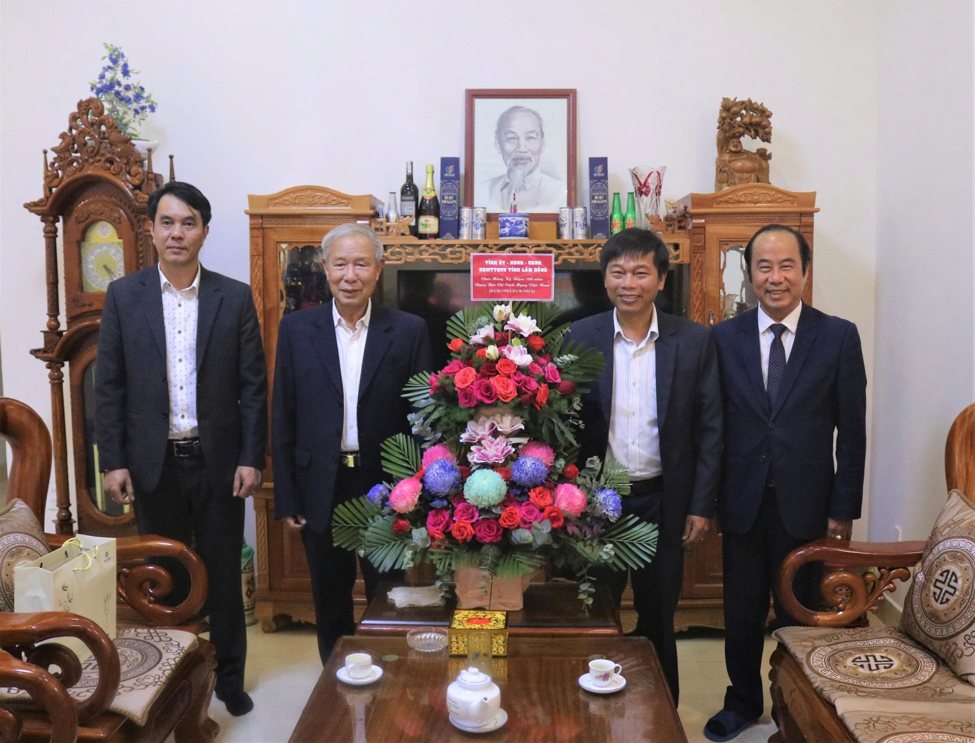 Đoàn công tác tặng hoa chúc mừng nhà báo Nguyễn Chí Long, nguyên Tổng Biên tập Tạp chí Lang Bian