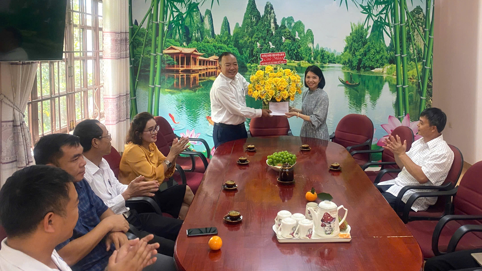Đoàn tặng hoa, chúc mừng Trung tâm Văn hoá - Thông tin và Thể thao huyện