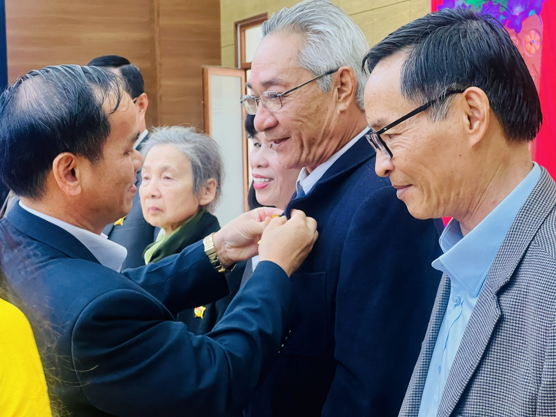 Phó Chủ tịch HĐND tỉnh Đa Cát Vinh trao kỷ niệm chương cho các đồng chí nguyên lãnh đạo Ủy ban MTTQ tỉnh