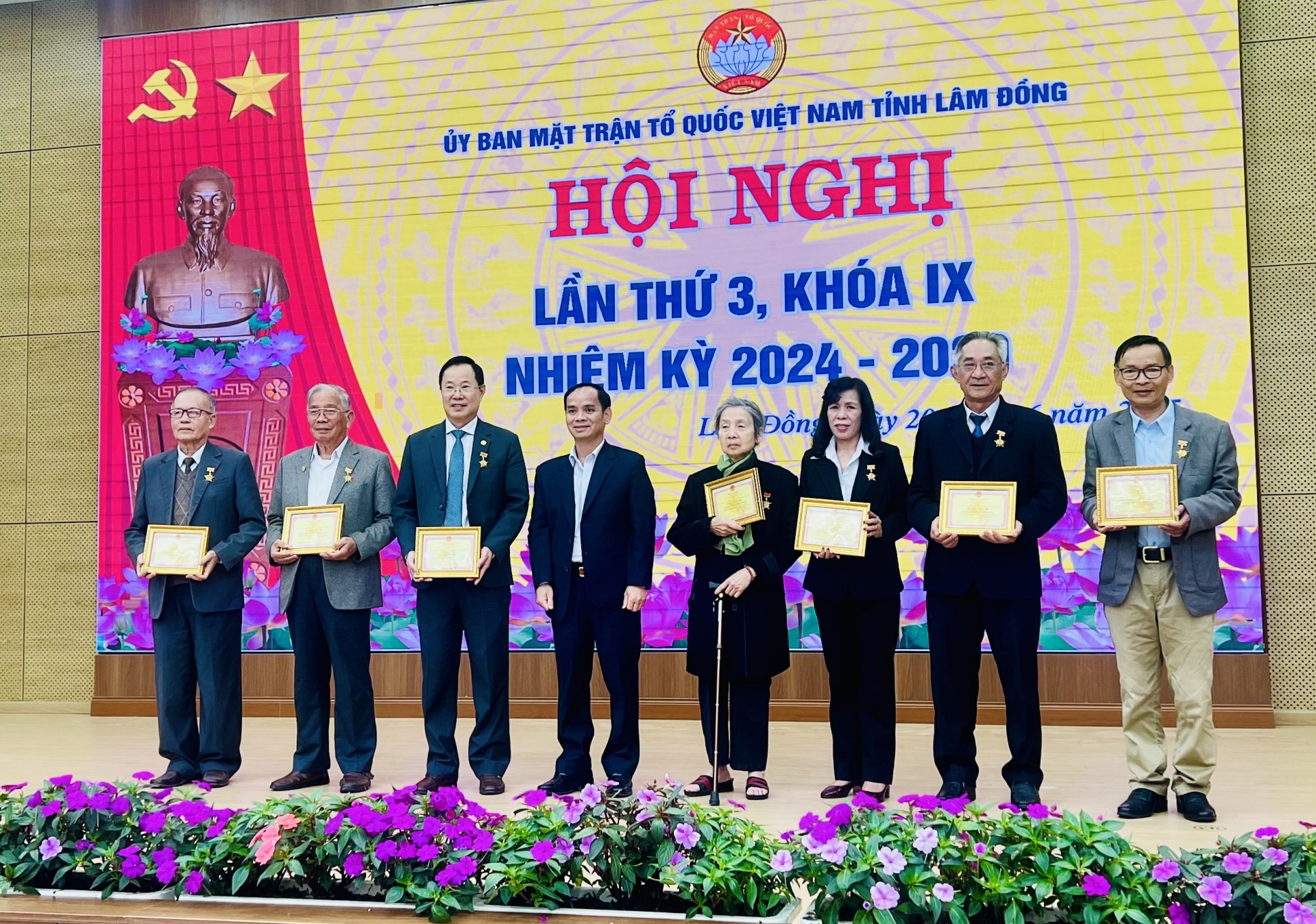 Trao Kỷ niệm chương vì sự phát triển tỉnh Lâm Đồng cho các đồng chí lãnh đạo, nguyên lãnh đạo Ủy ban MTTQ Việt Nam tỉnh qua các thời kỳ
