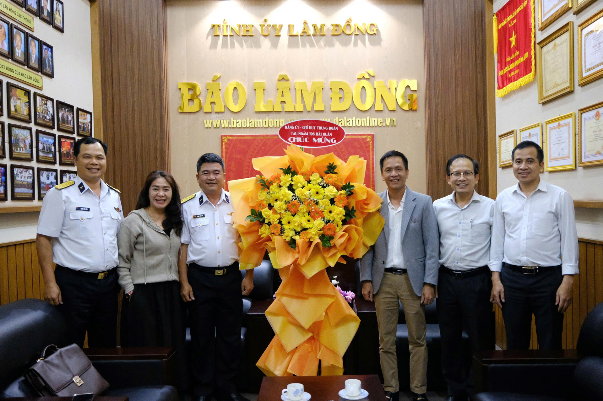 Trung đoàn 196 chúc mừng Báo Lâm Đồng