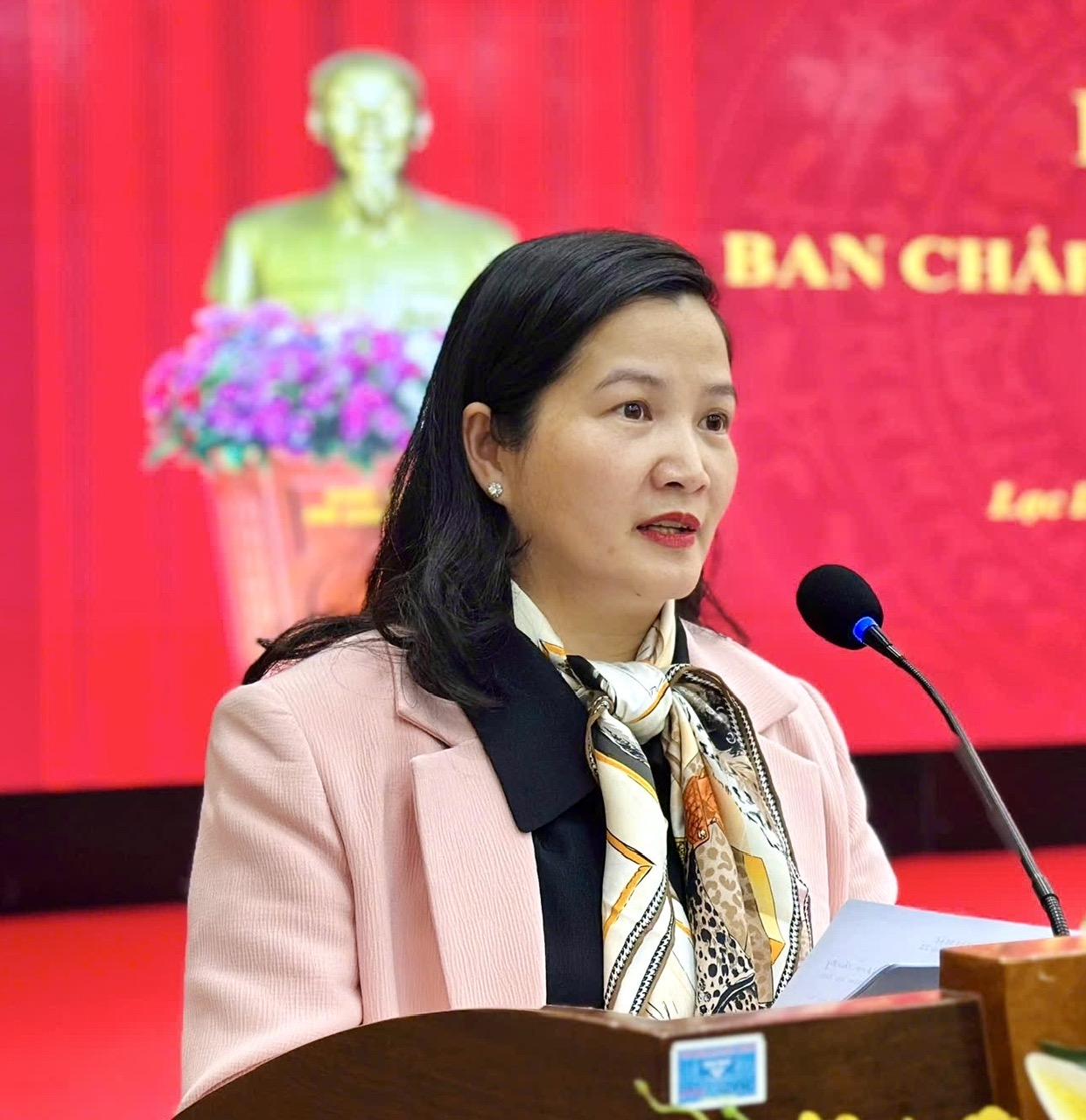 đồng chí Trần Thị Chúc Quỳnh - Bí thư Huyện ủycảm ơn những ý kiến đóng gópcủa các đồng chí nguyên lãnh đạo huyện   