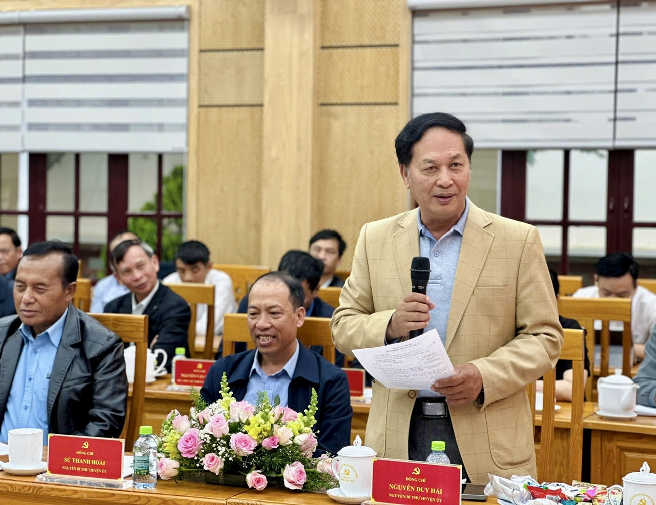 Đồng chí Nguyễn Duy Hải - Nguyên Bí thư Huyện ủy Lạc Dương đóng góp ý kiến tại 