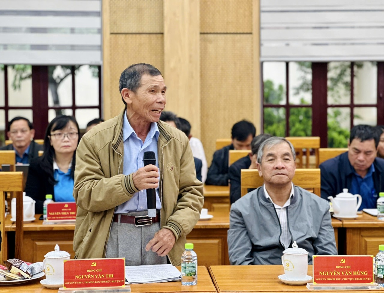 Đồng chí Nguyễn Văn Thi - Nguyên Trưởng Ban Tổ chức Huyện ủy đóng góp ý kiến