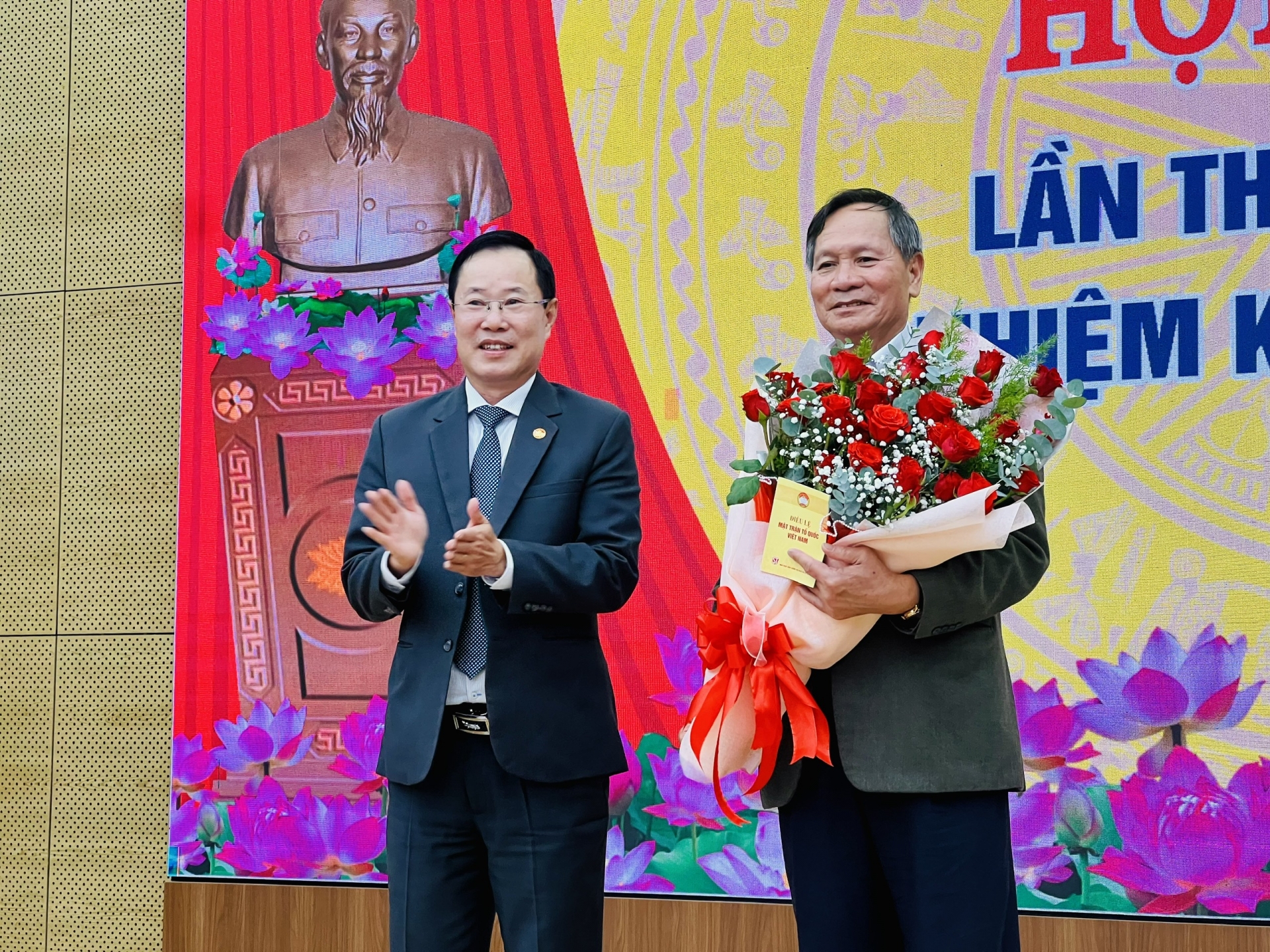 Chủ tịch Ủy ban MTTQ tỉnh tặng hoa chúc mừng ông Nguyễn Đức Hiệp - Chủ tịch Hội Cựu Công an nhân dân tỉnh làm Ủy viên Ủy ban MTTQ Việt Nam tỉnh khóa IX, nhiệm kỳ 2024-2029