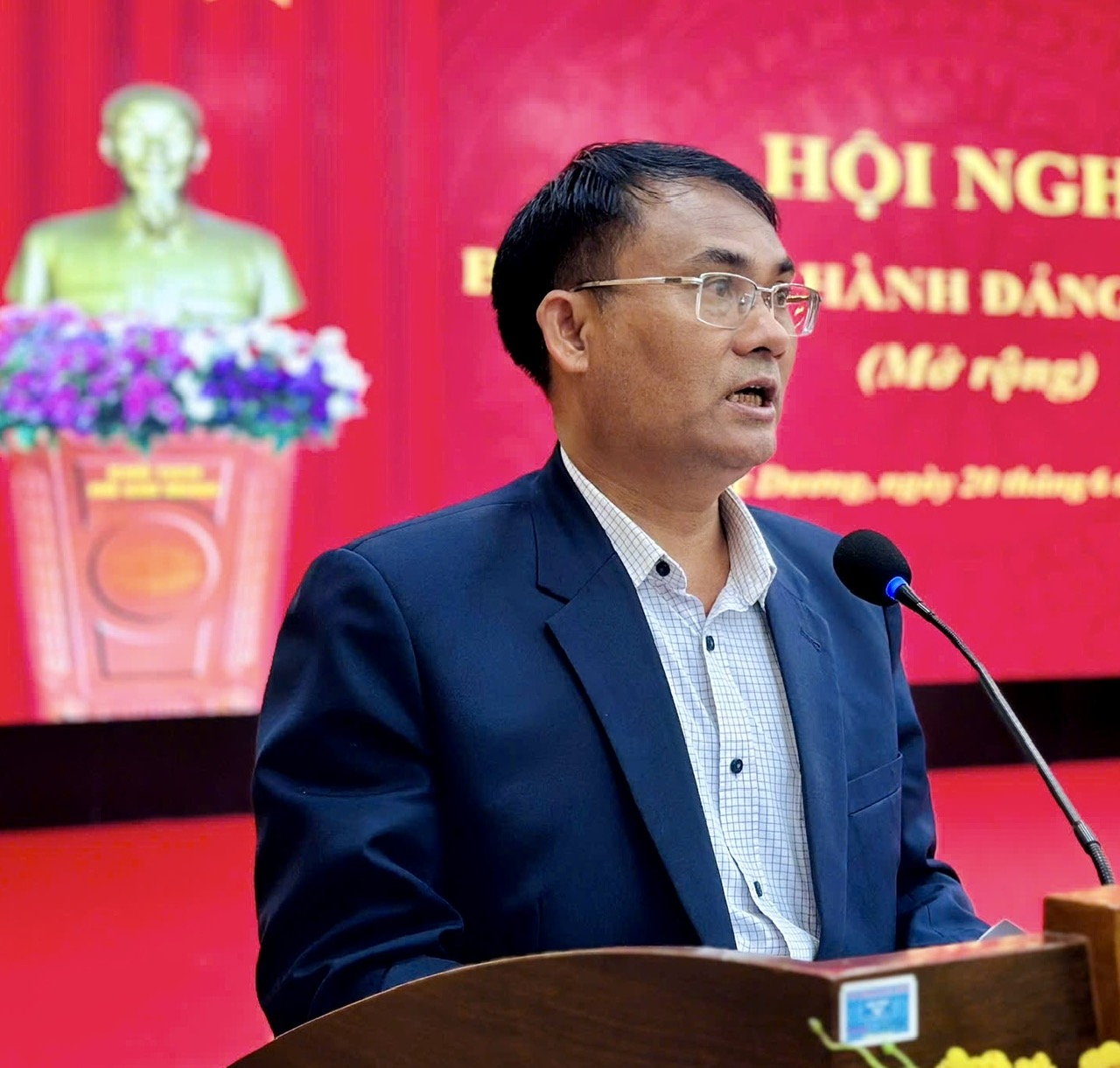 Đồng chí Ya Tiong - Phó Bí thư Thường trực Huyện ủy Lạc Dương thông qua báo cáo tình hình phát triển kinh tế - xã hội, đảm bảo quốc phòng - an ninh, xây dựng Đảng và hệ thống chính trị trên địa bàn huyện 6 tháng đầu năm 2025