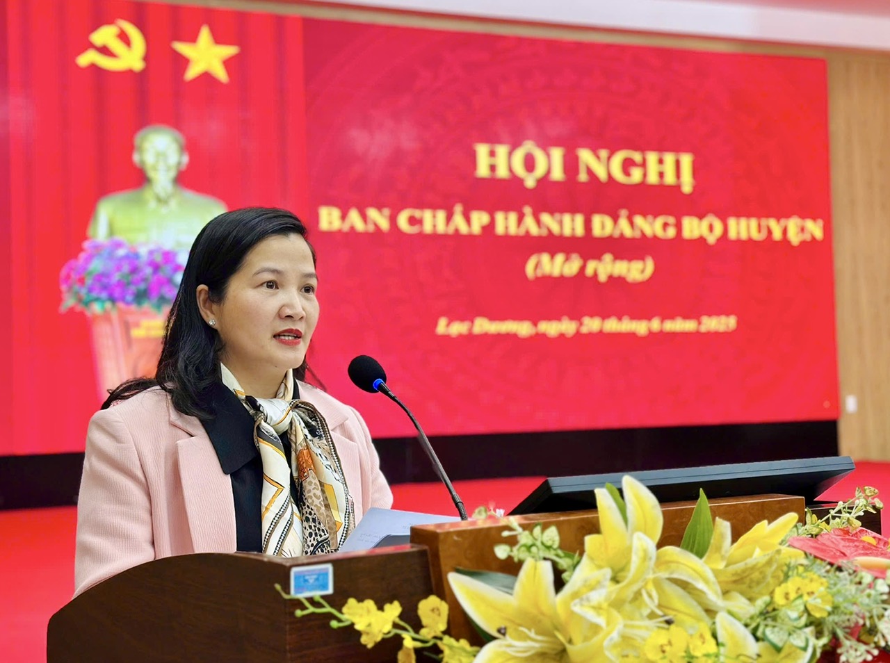 đồng chí: Trần Thị Chúc Quỳnh - Bí thư Huyện ủy phát biểu kết luận hội nghị