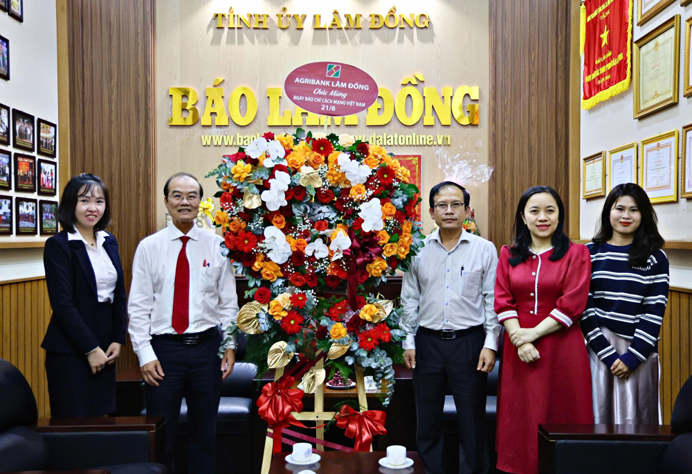 Ngân hàng Agribank Lâm Đồng tặng hoa chúc mừng Báo Lâm Đồng