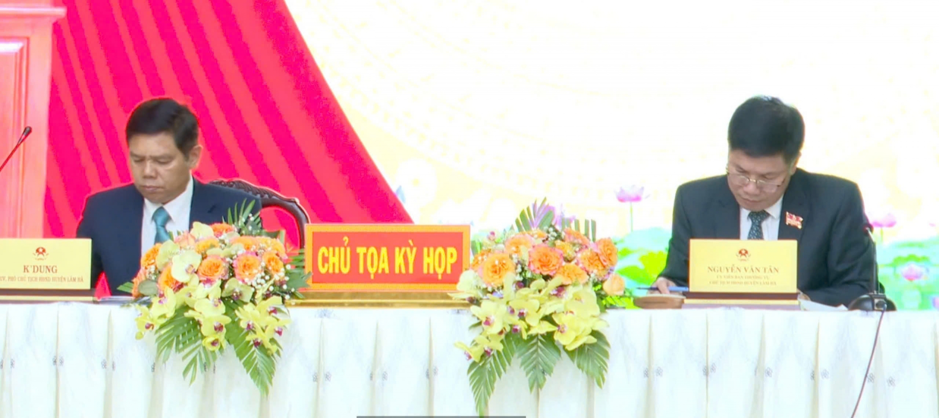Các đồng chí chủ toạ Kỳ họp
