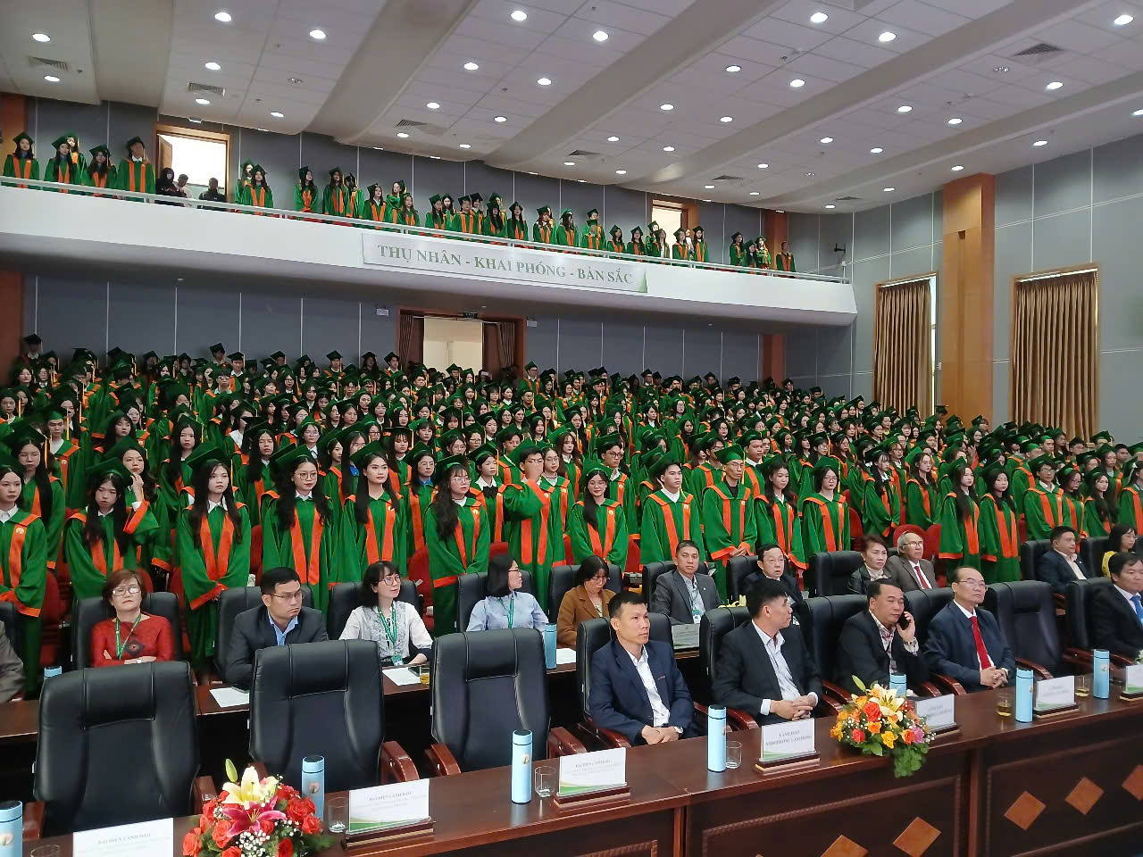Lễ tốt nghiệp trao bằng cử nhân, kỹ sư hệ chính quy cho 1210 sinh viên niên khóa 2021 - 2025.