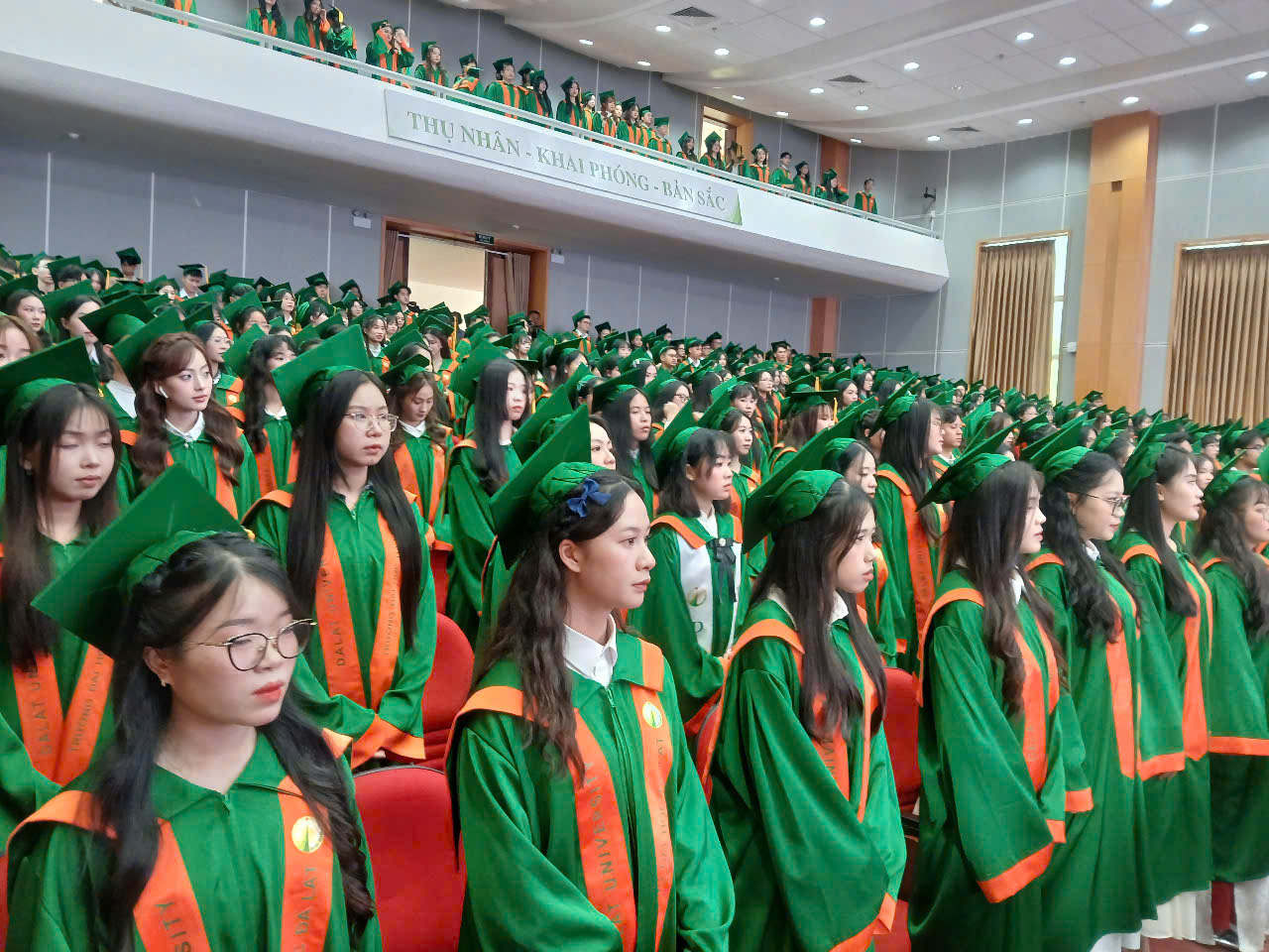 Lễ tốt nghiệp trao bằng cử nhân, kỹ sư hệ chính quy cho 1210 sinh viên niên khóa 2021 - 2025.