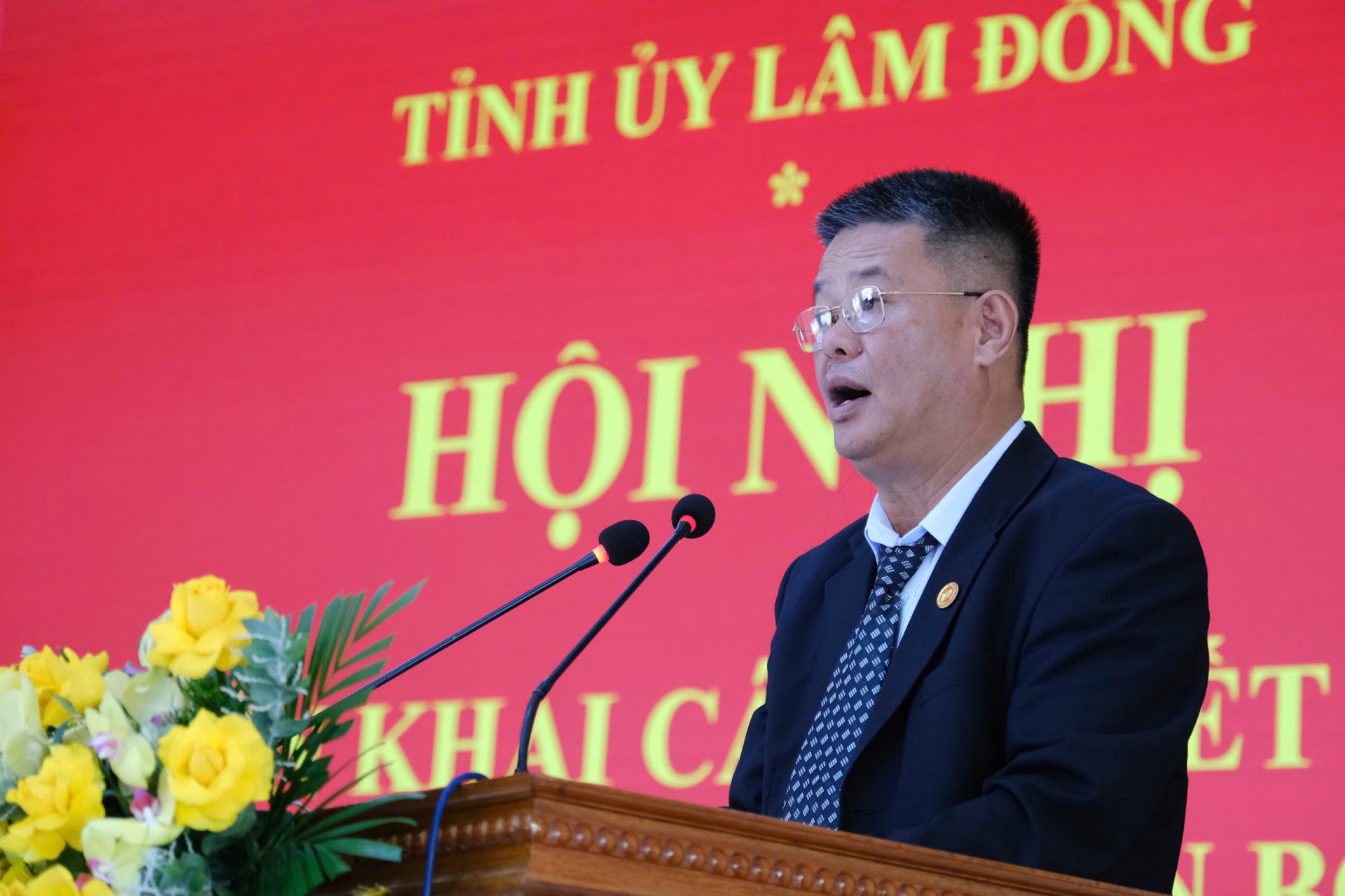Đồng chí Trương Quốc Khánh - Trưởng Ban tổ chức Huyện uỷ Lâm Hà công bố các quyết định