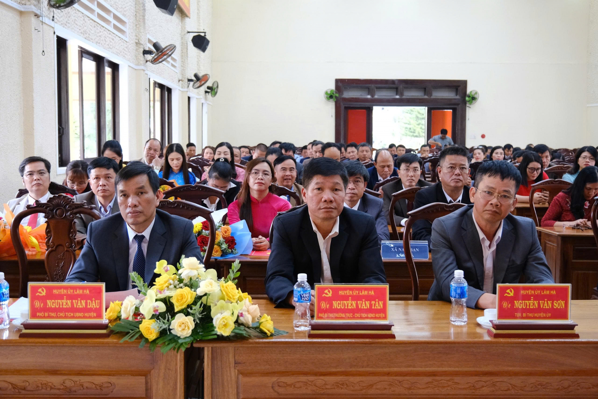 Các đồng chí lãnh đạo huyện Lâm Hà dự lễ công bố