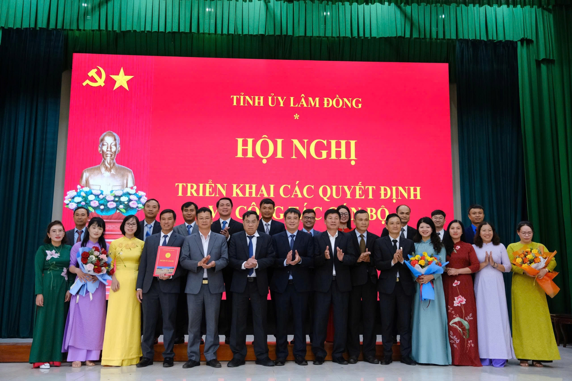 Trao quyết định của Ban Thường vụ Tỉnh uỷ cho Ban Thường vụ Đảng uỷ xã Đinh Văn Lâm Hà
Đồng chí Võ Ngọc Hiệp - Uỷ viên Ban Thường vụ Tỉnh uỷ, Phó Chủ tịch UBND tỉnh trao quyết định về công tác cán bộ xã Tân Hà Lâm Hà