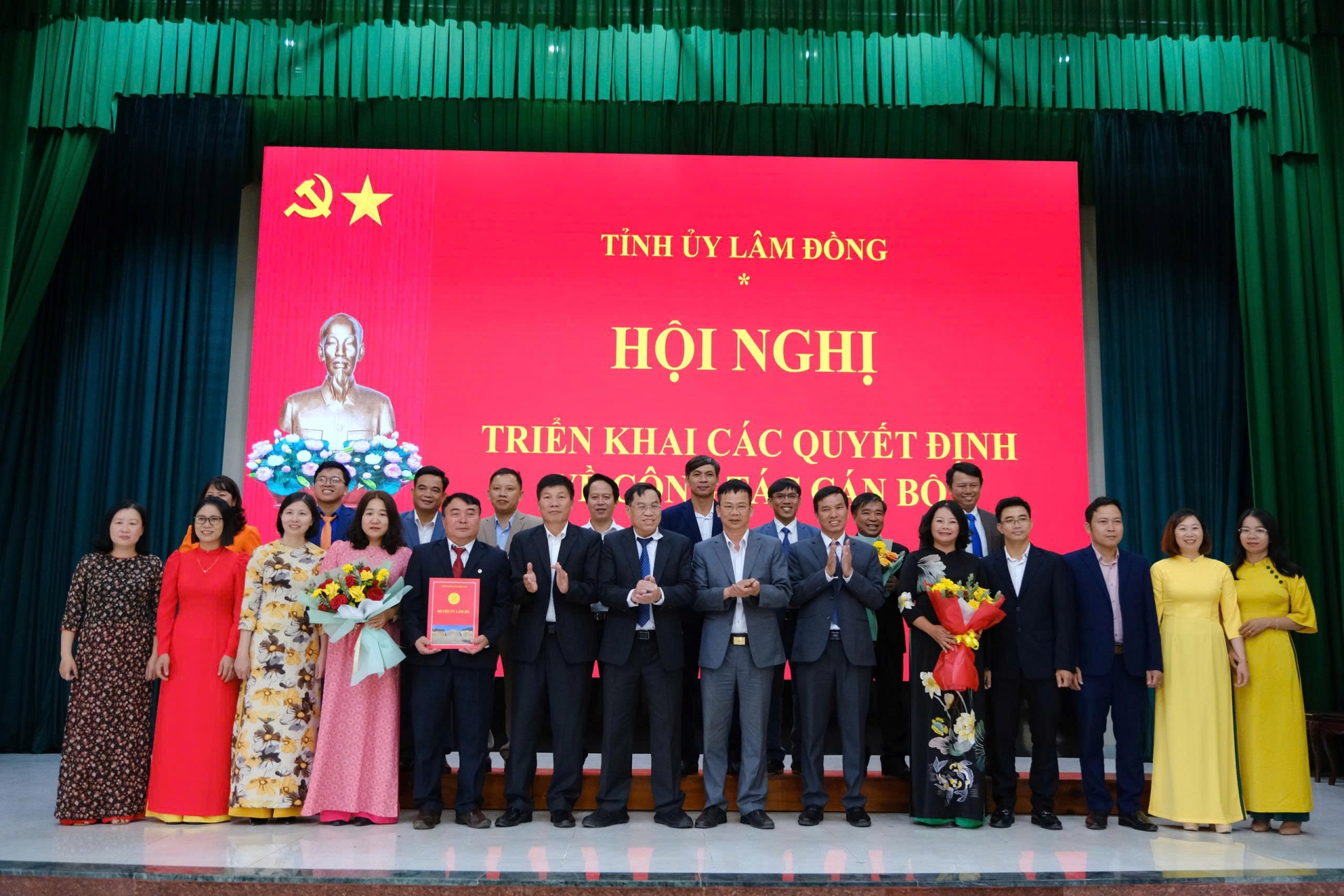 Đồng chí Võ Ngọc Hiệp - Uỷ viên Ban Thường vụ Tỉnh uỷ, Phó Chủ tịch UBND tỉnh trao quyết định về công tác cán bộ xã Nam Hà Lâm Hà
