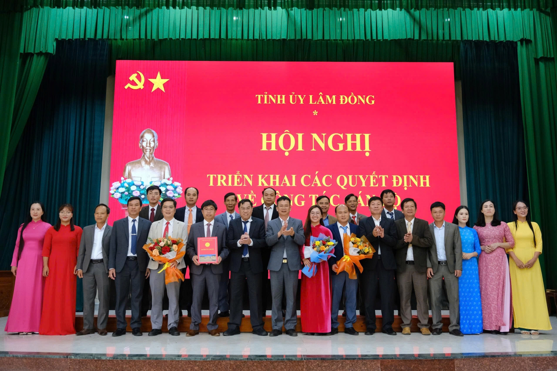 Đồng chí Võ Ngọc Hiệp - Uỷ viên Ban Thường vụ Tỉnh uỷ, Phó Chủ tịch UBND tỉnh trao quyết định về công tác cán bộ xã Nam Ban Lâm Hà