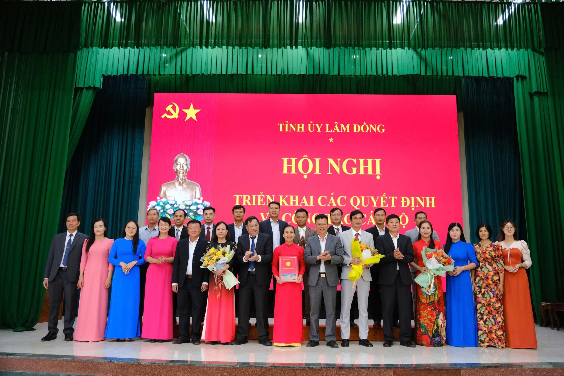 Đồng chí Võ Ngọc Hiệp - Uỷ viên Ban Thường vụ Tỉnh uỷ, Phó Chủ tịch UBND tỉnh trao quyết định về công tác cán bộ xã Nam Ban Lâm Hà
