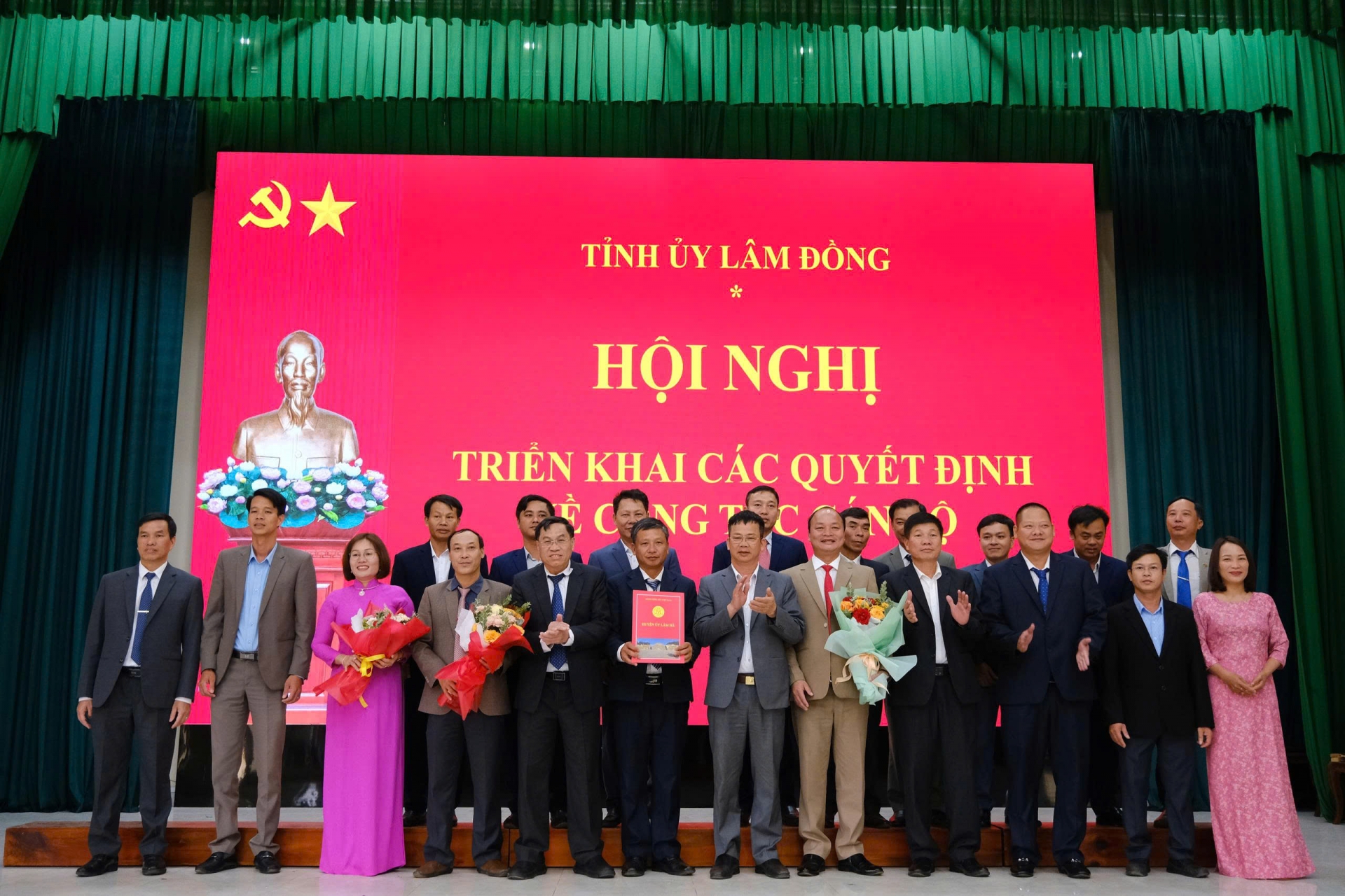 Đồng chí Võ Ngọc Hiệp - Uỷ viên Ban Thường vụ Tỉnh uỷ, Phó Chủ tịch UBND tỉnh trao quyết định về công tác cán bộ xã Nam Ban Lâm Hà
