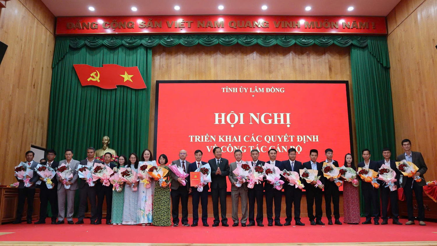 Đồng chí Tôn Thiện Đồng trao các quyết định và tặng hoa chúc mừng Ban Chấp hành Đảng bộ xã Tà Hine
