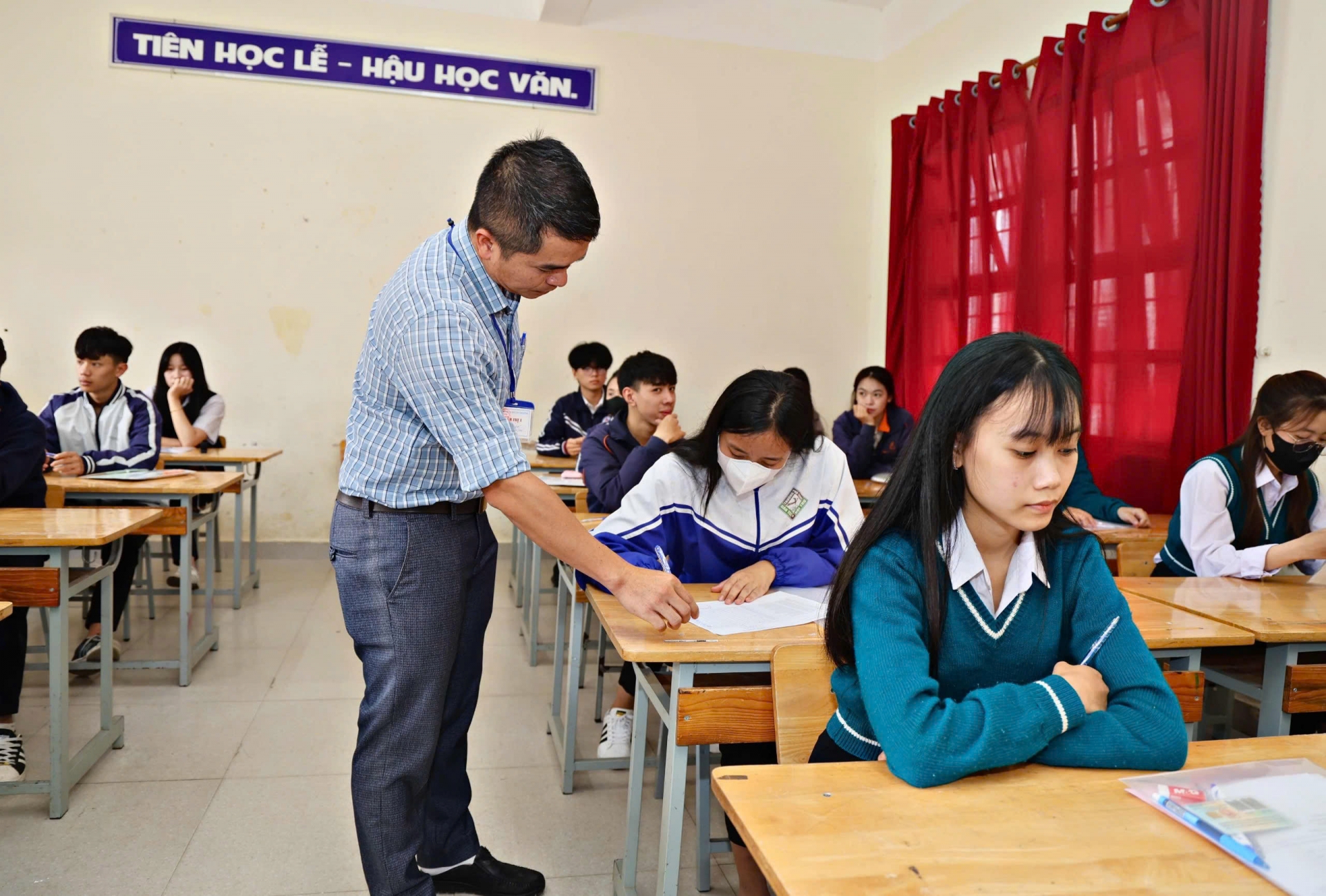 Hướng dẫn thí sinh làm các thủ tục tại điểm thi Trường THPT Bùi Thị Xuân trong buổi làm thủ tục thi