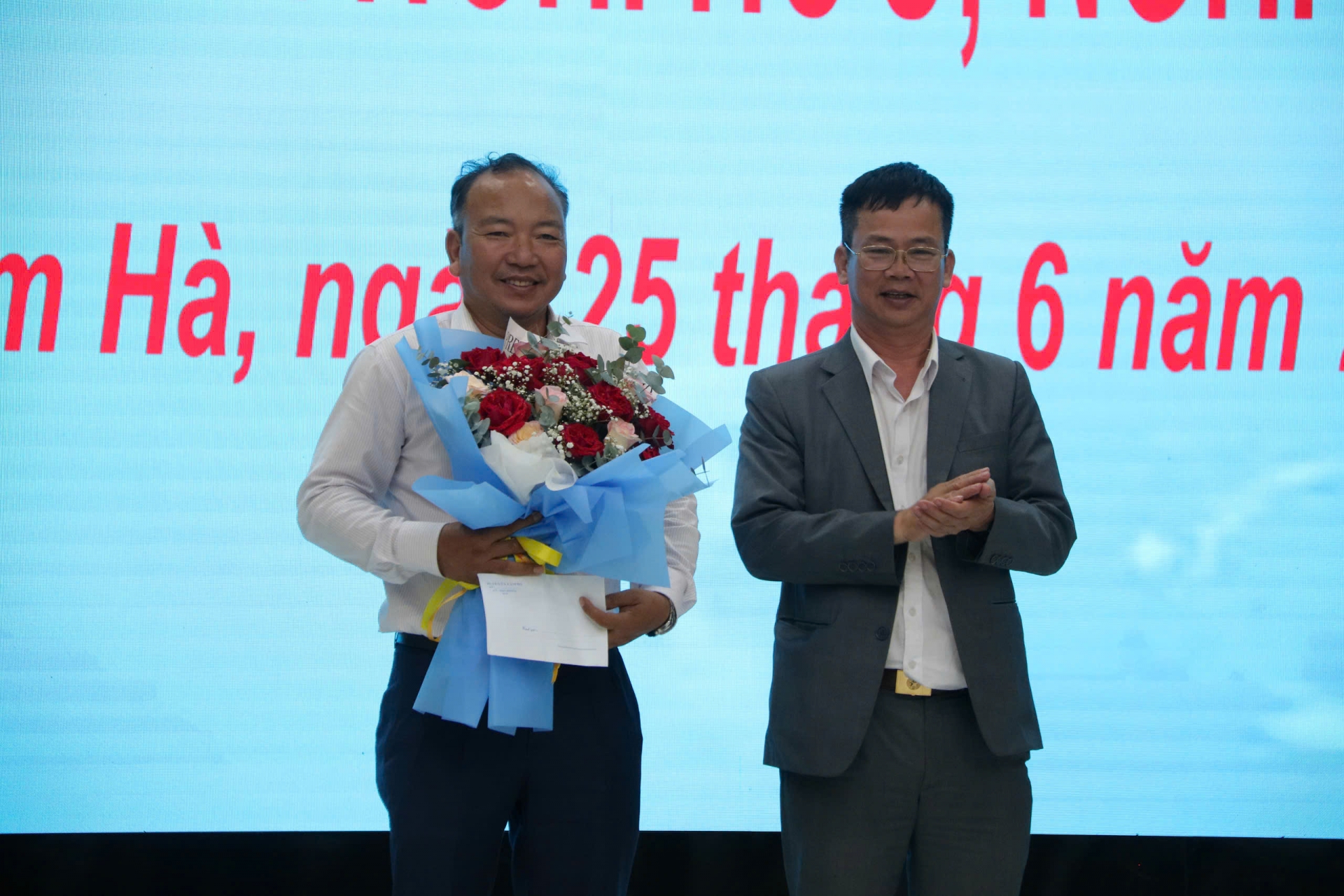 Đồng chí Nguyễn Văn Sơn - Bí thư Huyện uỷ Lâm Hà tặng hoa chia tay đồng chí Đinh Đức Chí - Phó Chủ tịch UBND huyện Lâm Hà nghỉ hưu trước tuổi