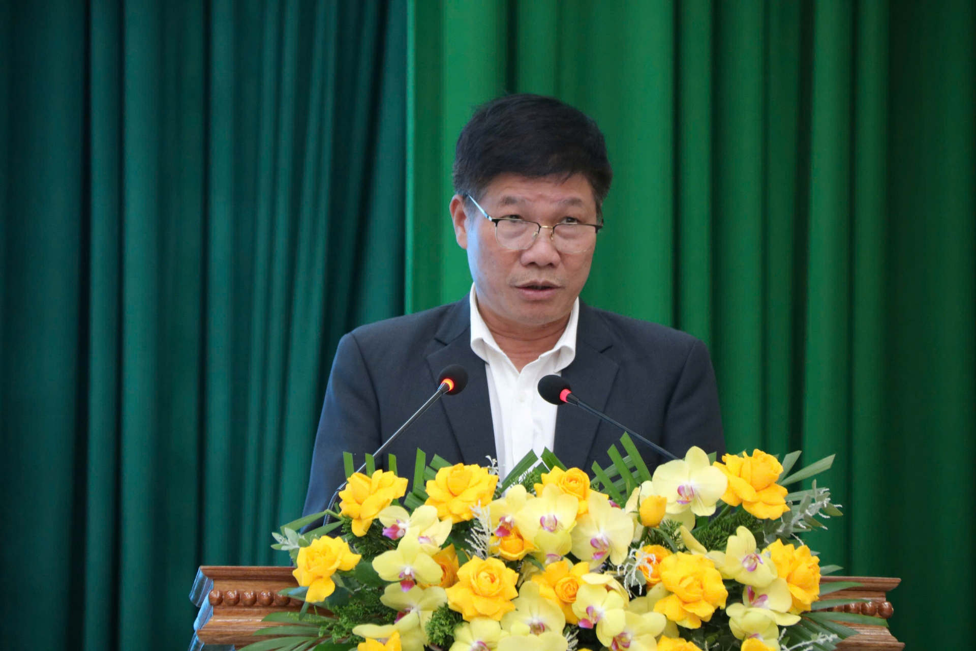Đồng chí Nguyễn Văn Tân - Phó Bí thư Thường trực Huyện uỷ, Chủ tịch HĐND huyện Lâm Hà phát biểu tại hội nghị