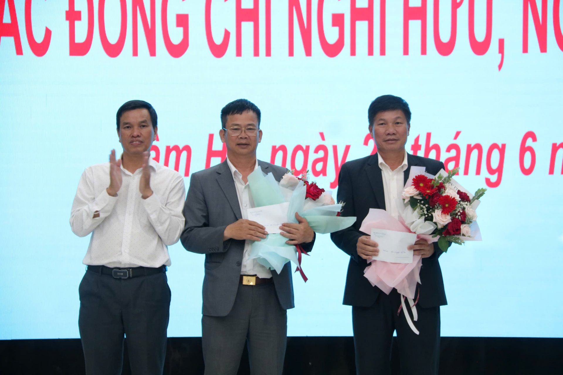 Đồng chí Nguyễn Văn Dậu - Chủ tịch UBND huyện Lâm Hà tặng hoa chia tay các đồng chí lãnh đạo huyện Lâm Hà nghỉ hưu trước tuổi