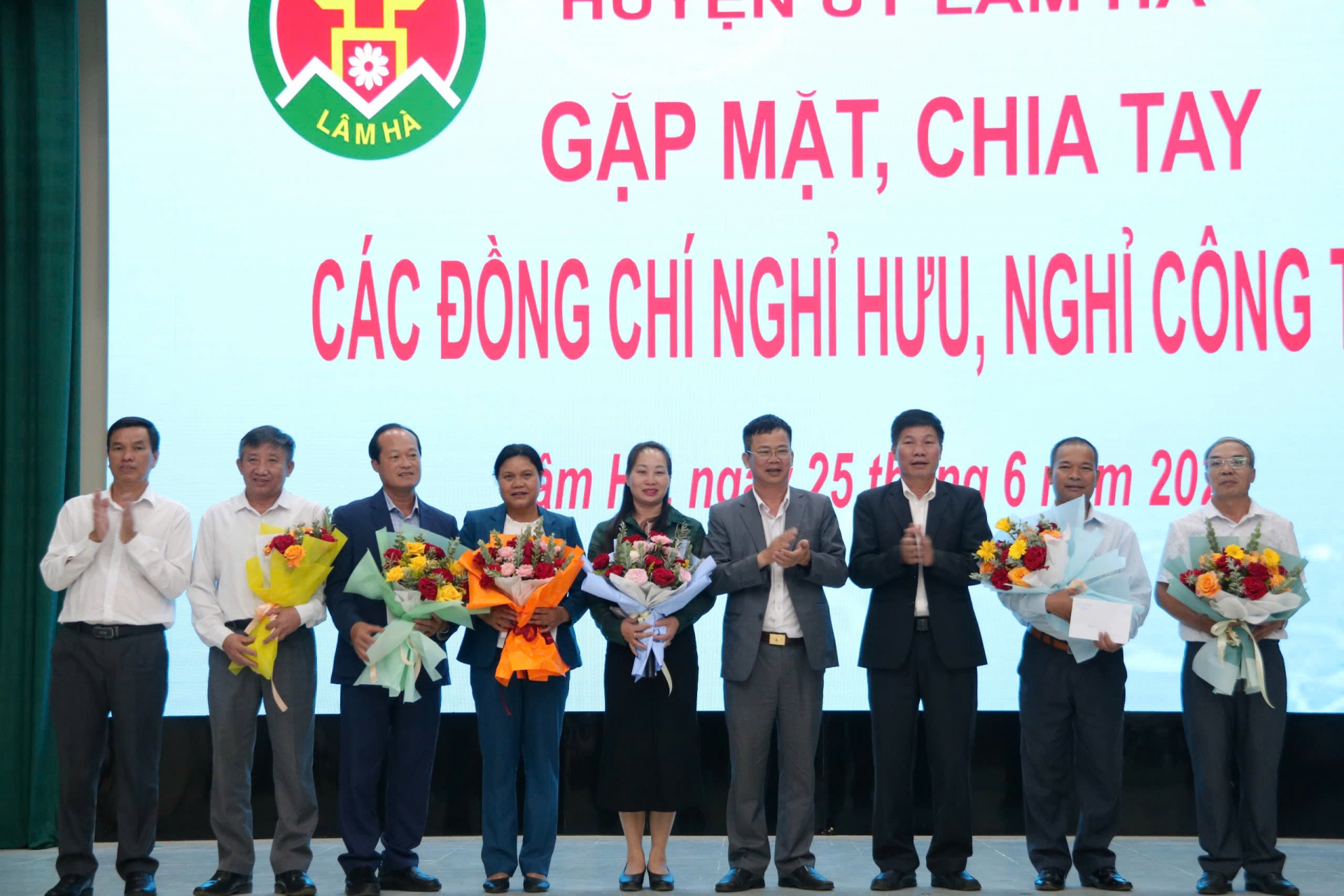 Tặng hoa chia tay các đồng chí nghỉ hưu trước tuổi