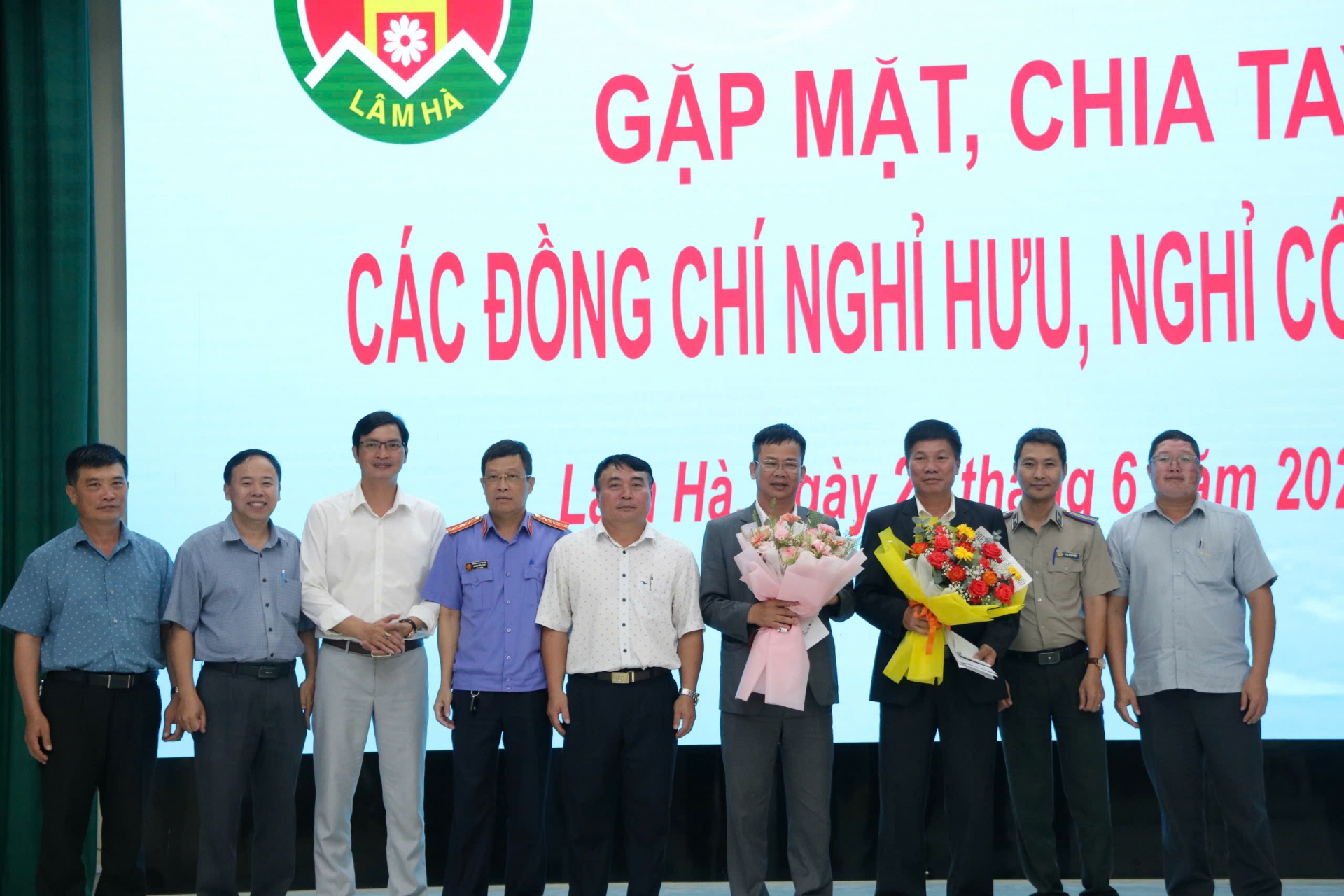 Tặng hoa chia tay các đồng chí nghỉ hưu trước tuổi