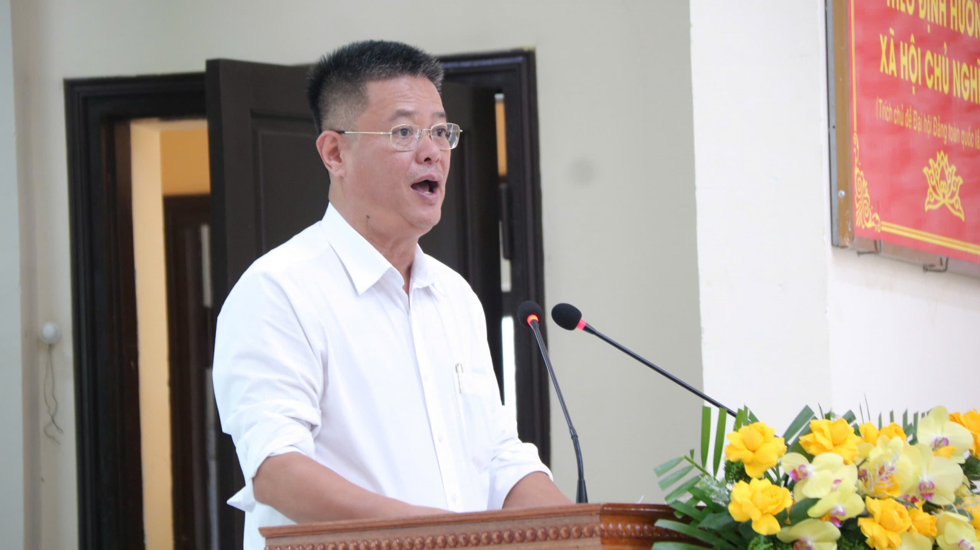 Đồng chí Trương Quốc Khánh - Trưởng Ban Tổ chức Huyện uỷ Lâm Hà công bố quyết định giải thể các Đảng bộ, Chi bộ cơ sở