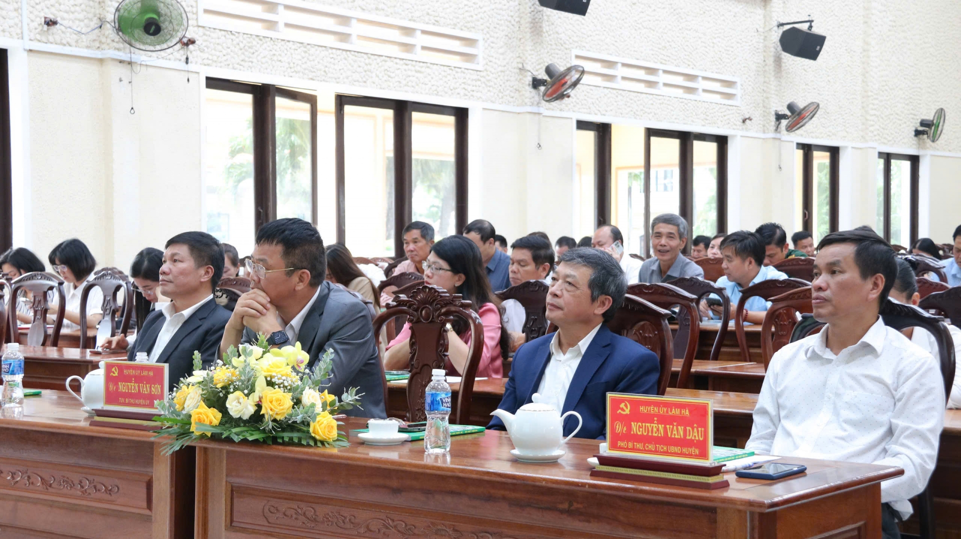Các đồng chí lãnh đạo tham dự hội nghị