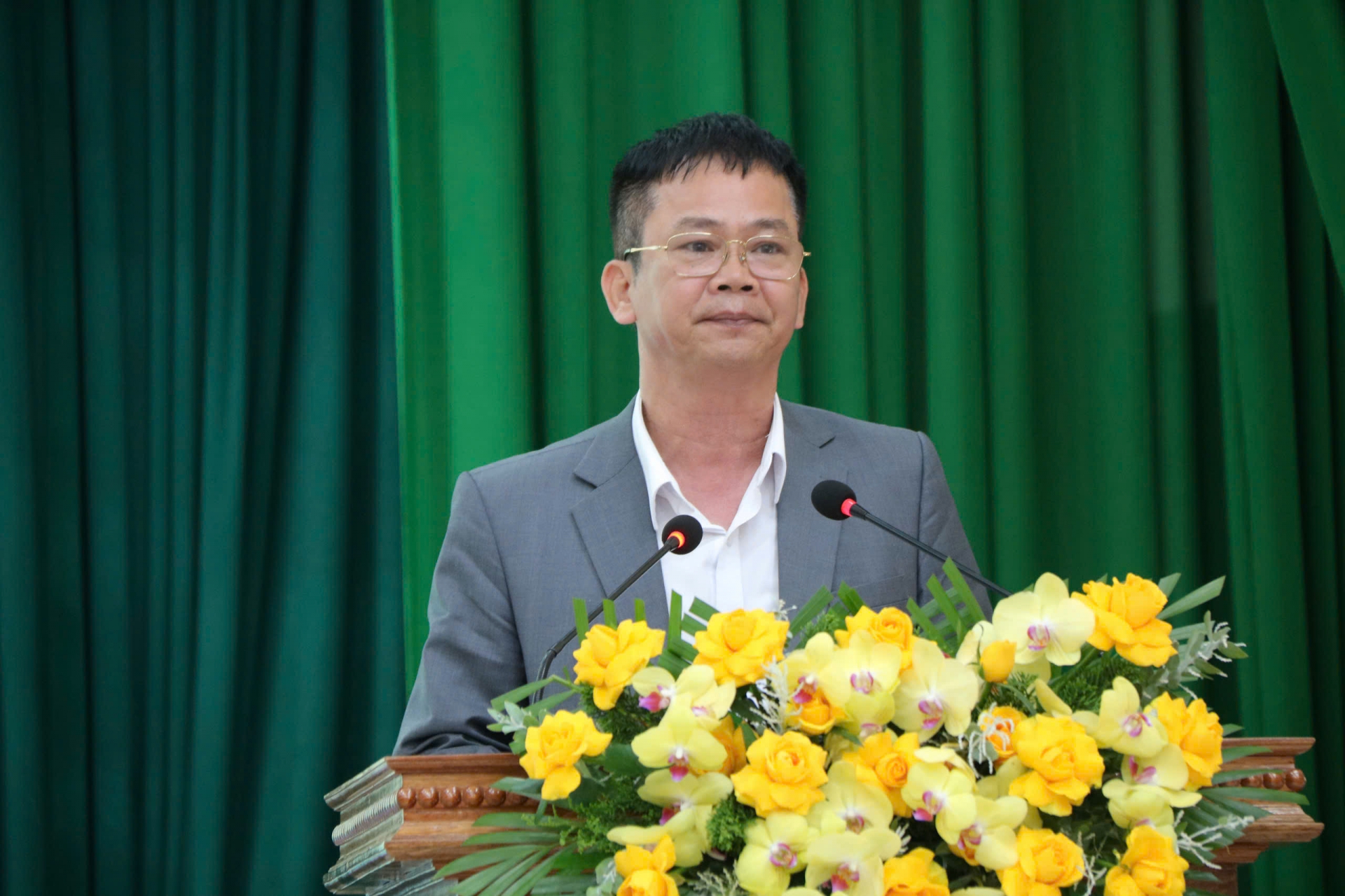 Đồng chí Nguyễn Văn Sơn - Bí thư Huyện uỷ Lâm Hà phát biểu tại hội nghị