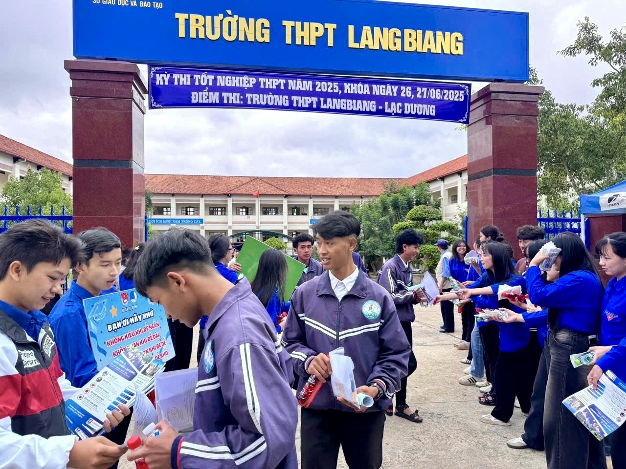 Các tình nguyện viên phát nước uống miễn phí cho thí sinh