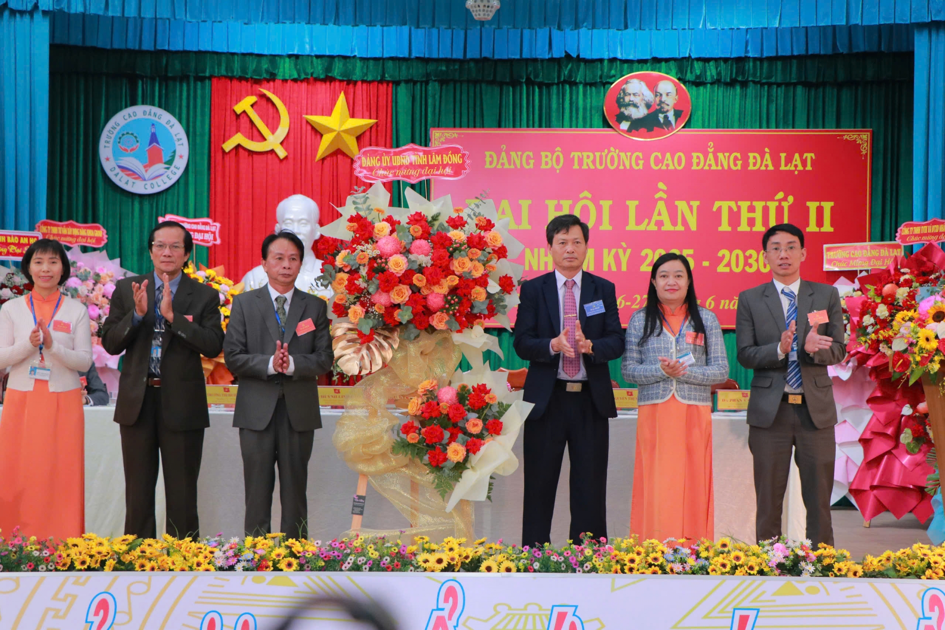 Đồng chí Hoàng Xuân Hường - Phó Bí thư Chuyên trách Đảng uỷ UBND tỉnh Lâm Đồng tặng hoa chúc mừng Đại hội