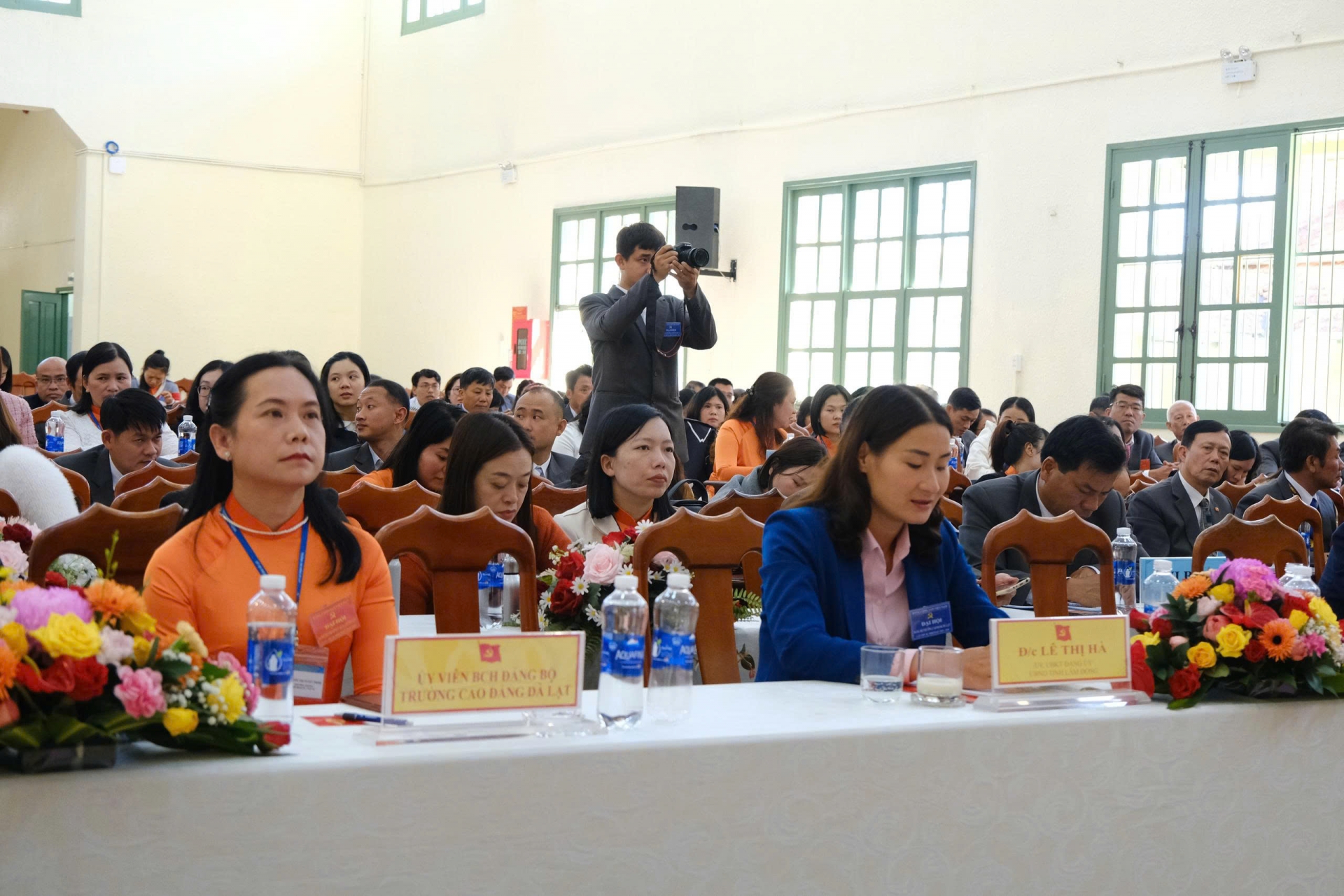 Các đại biểu, đảng viên tham dự Đại hội