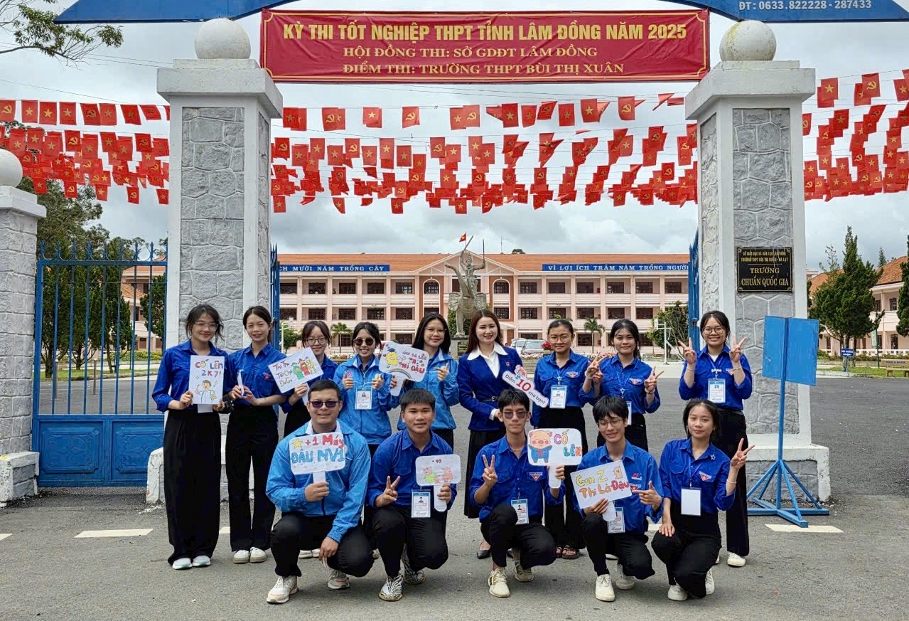 đội hình sinh viên tình nguyện Trường Đại học Đà Lạt tham gia tiếp sức mùa thi 
