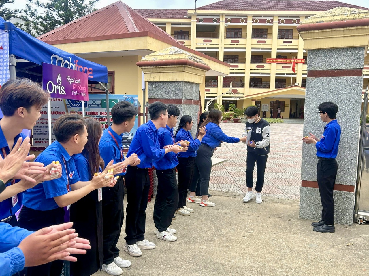 đội hình tình nguyện Trường Đại học Yesin Đà Lạt tinh dầu gió sâm Ngọc Linh