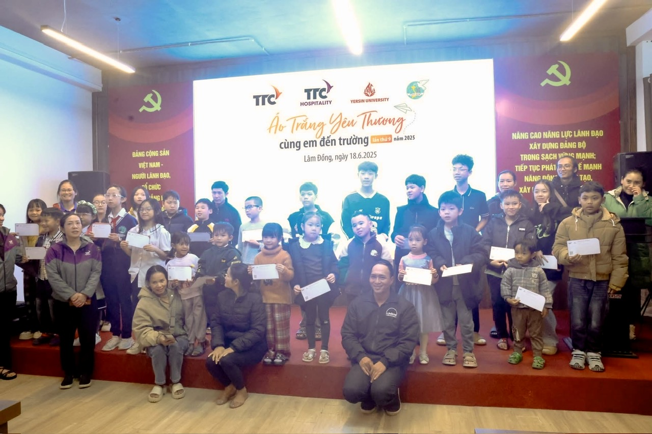 rao tặng nhiều phần quà cho các em học sinh có hoàn cảnh khó khăn.