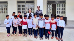 Trường Đại học Yersin Đà Lạt trao tặng Áo trắng yêu thương cho học sinh có hoàn cảnh khó khăn