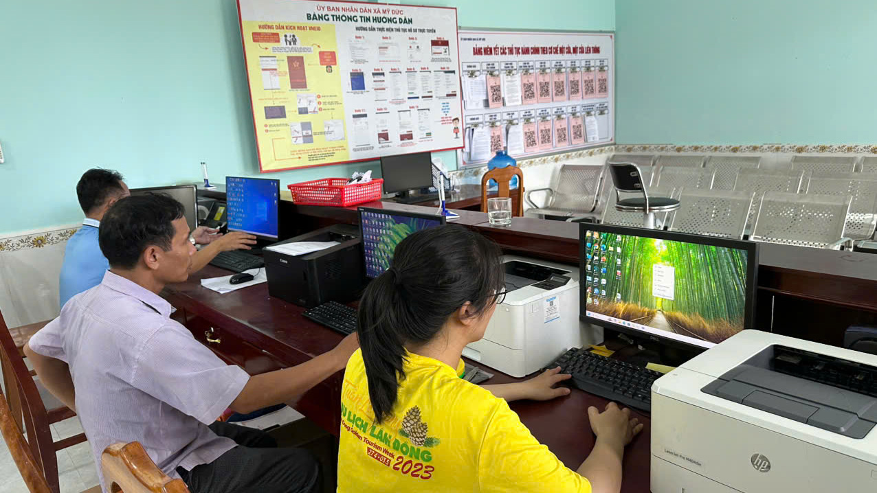 Cán bộ, công chức vận hành thử nghiệm tại Trung tâm Phục vụ hành chính công của xã Đạ Tẻh 3 mới