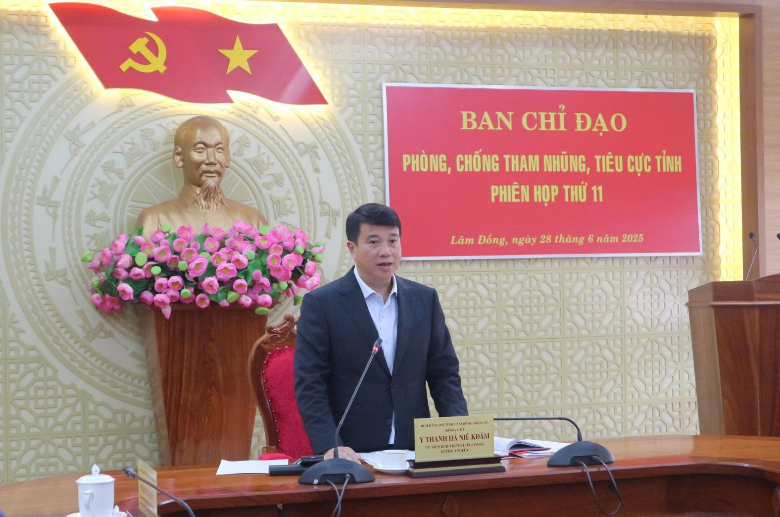 Đồng chí Y Thanh Hà Niê Kđăm - Ủy viên Ban Chấp hành Trung ương Đảng, Bí thư Tỉnh ủy, Trưởng Ban Chỉ đạo phòng, chống tham nhũng, lãng phí, tiêu cực tỉnh chủ trì Phiên họp