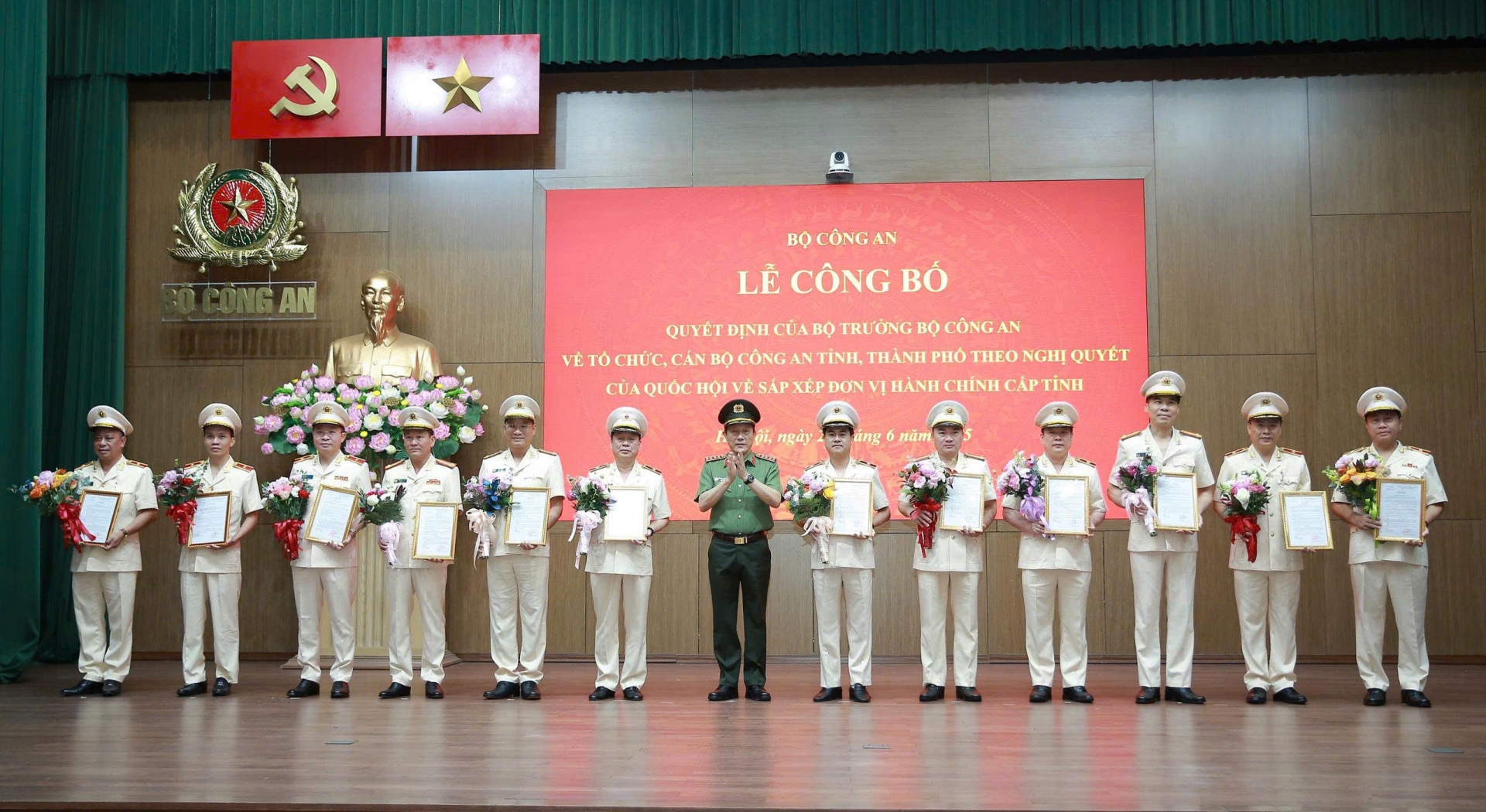 Bộ trưởng Lương Tam Quang trao quyết định bổ nhiệm cho Giám đốc Công an các tỉnh, thành phô