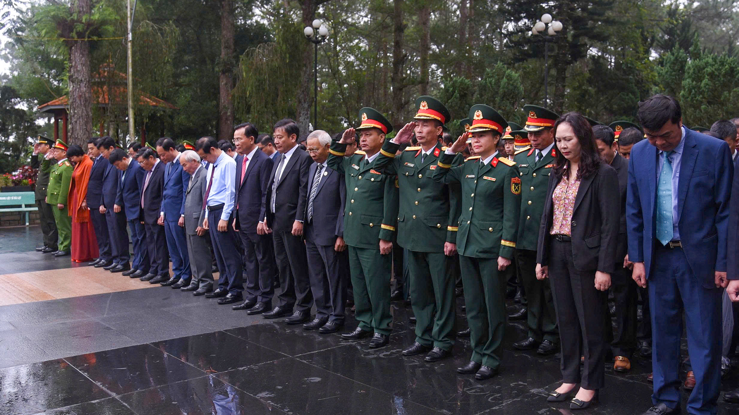 Lãnh đạo 3 tỉnh Lâm Đồng, Bình Thuận, Đắk Nông viếng Nghĩa trang liệt sĩ nhân dịp chào mừng thành lập tỉnh Lâm Đồng mới