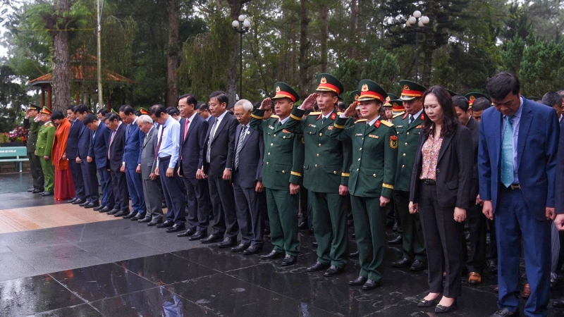 Lãnh đạo 3 tỉnh Lâm Đồng, Bình Thuận, Đắk Nông viếng Nghĩa trang liệt sĩ nhân dịp chào mừng thành lập tỉnh Lâm Đồng mới