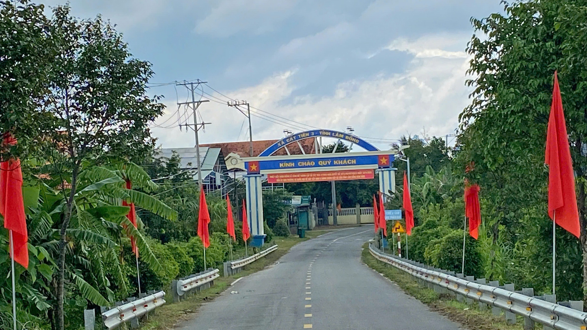 Cổng chào các địa phương rực rỡ cờ hoa, chào mừng Lễ Công bố thành lập tỉnh Lâm Đồng và các xã mới 
