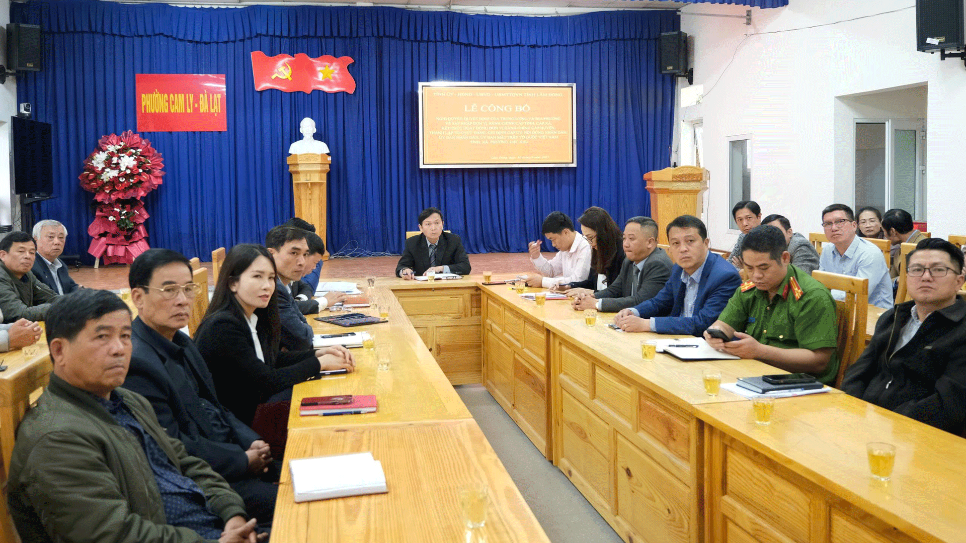 Các đại biểu theo dõi Lễ công bố tại điểm cầu phường Cam Ly - Đà Lạt. Ảnh: Việt Quỳnh