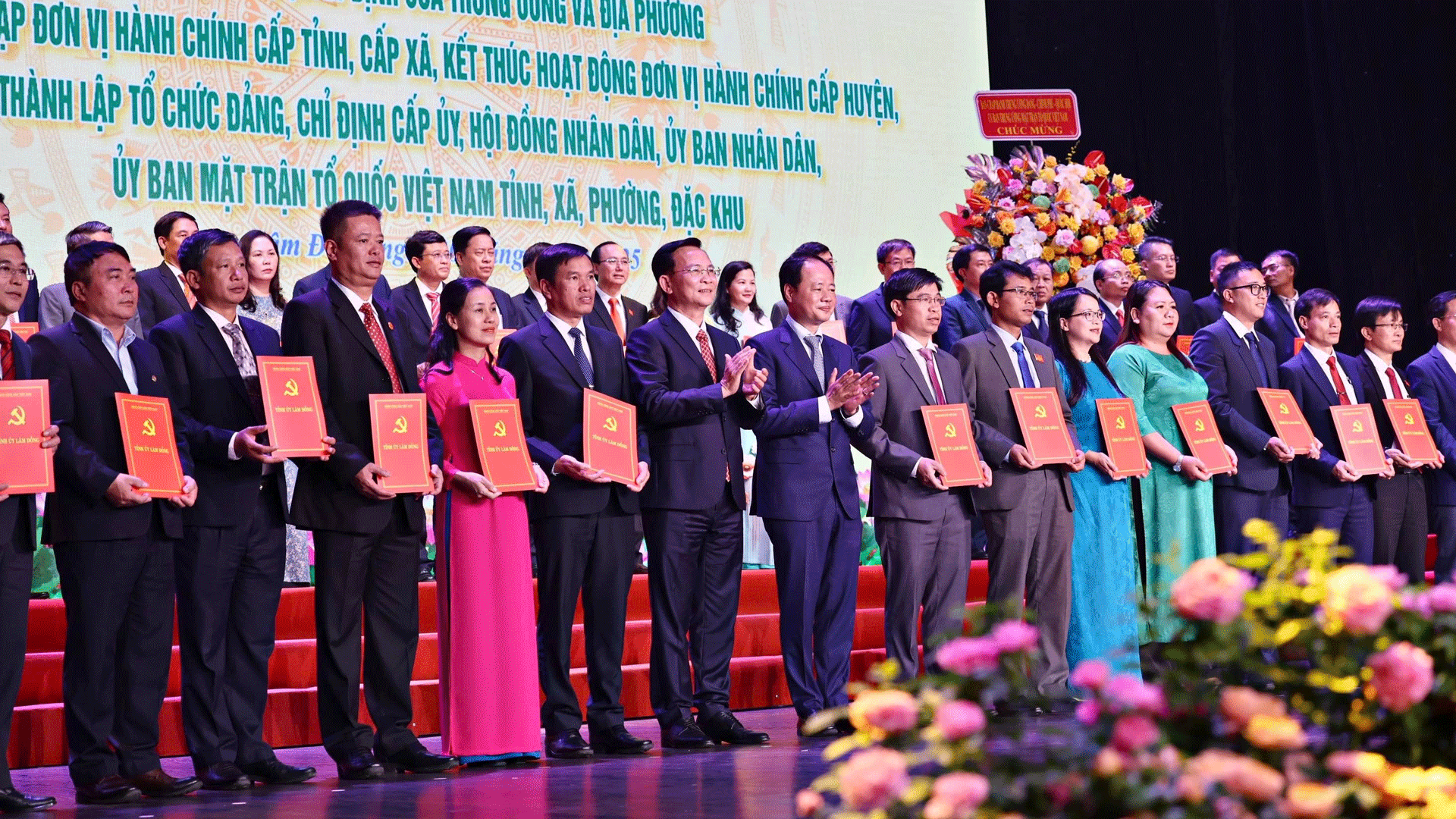Đồng chí Trần Hồng Thái, Phó Bí thư Tỉnh ủy, Chủ tịch Hội đồng nhân dân tỉnh, và đồng chí Hồ Văn Mười, Phó Bí thư Tỉnh ủy, Chủ tịch Ủy ban nhân dân tỉnh lên trao các Nghị quyết, Quyết định của Trung ương cho các đồng chí Bí thư Đảng uỷ các đồng chí lãnh đạo xã, phường, đặc khu trên địa bàn tỉnh Lâm Đồng mới